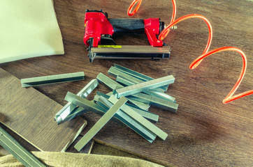 Staples, for a pneumatic stapler, in a carpentry workshop