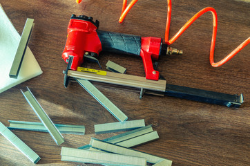 Staples, for a pneumatic stapler, in a carpentry workshop