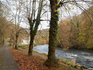 Paysage pittoresque aux couleurs d'automne du parc floral des thermes Châteauneuf-les-Bains au bord de la Sioule dans le Puy-de-Dôme