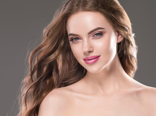 Naklejka premium Beautiful woman face long brunette hairstyle 
