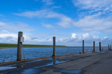 Fototapeta premium Leere Anlegestelle im Hafen von Pellworm/Deutschland