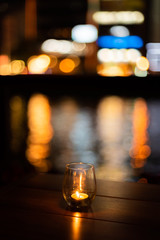 キャンドルグラスと街の明かり