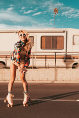 Retro-Wohnmobil mit Hippie-Californiagirl. kalifornien van lebensstil