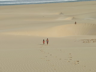 Corre sulla spiaggia fra le dune, Capo Verde, isola di Boavista