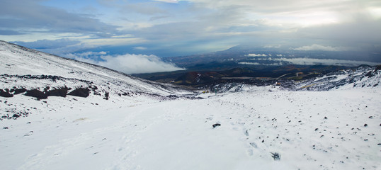 Etna e crateri silvestri con veduta panoramica sulla città di Catania © Etna ·REC Attivo