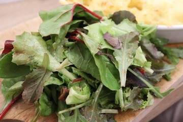 Salade verte sur une planche en bois