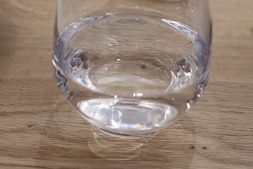 Verre d'eau sur une table marron