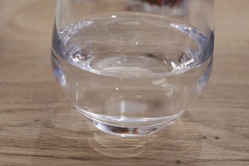 Verre d'eau sur une table marron