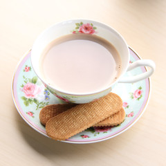 Hot milk tea with crackers