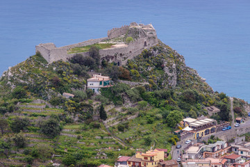 Obraz premium Ruins of Saracen castle on a top of the rock in Taormina city - viewm from Castelmola, small town on Sicily Island, Italy