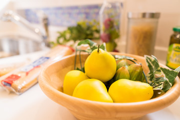 新築 キッチンの上の食材