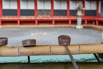 神社の手水舎　柄杓
