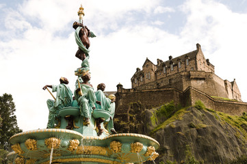 Fototapeta na wymiar Ross Fountain and Edinburgh Castle in Edinburgh , Scotland