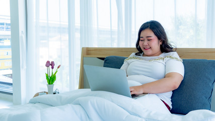 Fat women enjoy shopping online