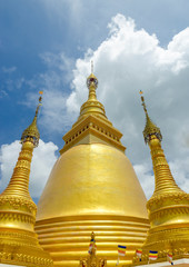 Naklejka premium Golden Pagoda in thailand.