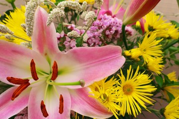Obraz na płótnie Canvas ユリのフラワーアレンジメント - Beautiful lily in flower arrangement
