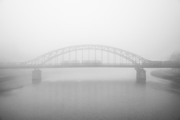 Most we mgle nad rzeką Wisła, Kraków, Polska