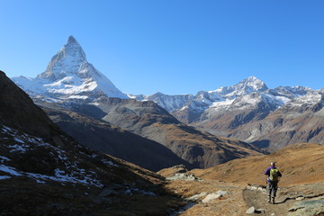 Fototapeta na wymiar Wanderer am Matterhorn