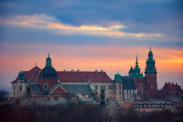 Wzgórze Wawelskie w Krakowie podczas zachodu słońca, Polska © danielszura