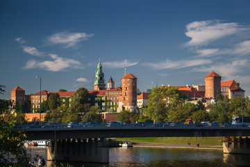 Wzgórze Wawelskie w Krakowie, most Grunwaldzki, rzeka Wisła, Polska - obrazy, fototapety, plakaty