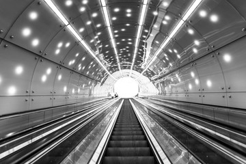 Stacja metro, czarno biała, symetria, ruchome schody