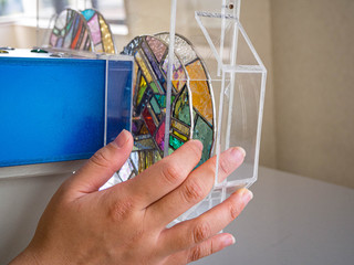 ステンドグラスの万華鏡を触る手