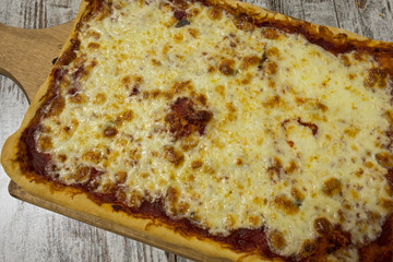 pizza intera rettangolare fatta in casa vista dall'alto particolare