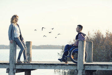 gehandicaptes Paar am See am Steg