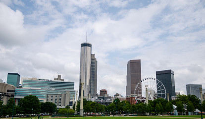 Fototapeta premium pejzaż miejski z błękitnym niebem w pochmurny dzień