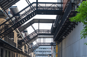 Obraz premium Bridge between buildings with roofs