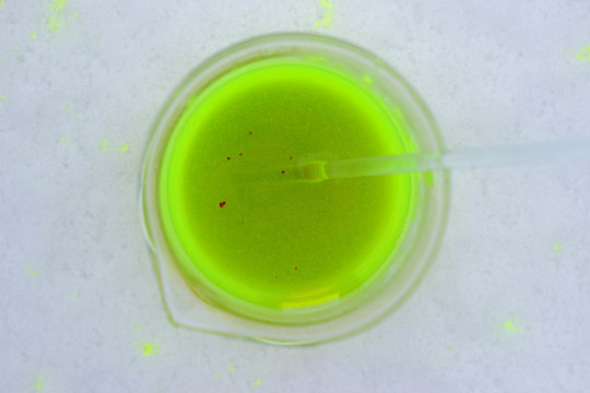 Glowing substance in which there are particles of undissolved dye. Fluorescence phenomenon.