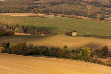 Obraz premium Moravian fields in autumn time. Rolling fileds in Czech Republic near Brno.