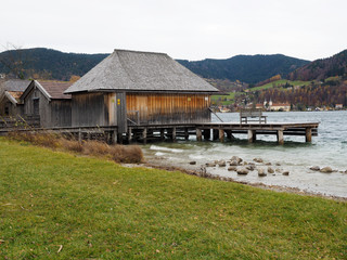 Fototapeta na wymiar Bootshäuser am Tegernsee