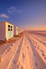 Gordijnen Rij strandhuisjes bij zonsondergang, Texel, Nederland © sara_winter