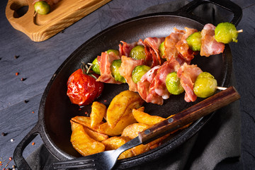 Brussels sprouts - Bacon - skewers with potato widgets