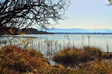 Herbststimmung an einem sonnigen Herbsttag am Starnberger See, Bayern