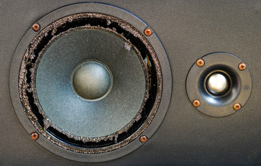 The speaker is broken, used for a long time, the edge of the speaker is broken