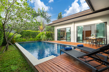 swimming pool and decking in garden of luxury home - obrazy, fototapety, plakaty