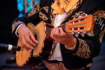 mariachi tocando musica mexicana en fiesta mexicana  - obrazy, fototapety, plakaty