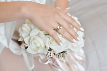 Obraz na płótnie Canvas Wedding ring on the bride's hand.
