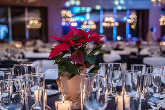 cena navide&ntilde;a ejecutiva, fiesta de fin de a&ntilde;o en saln de eventos con platos y noche buenas, salon con luces y copas , evento social, celebracion
