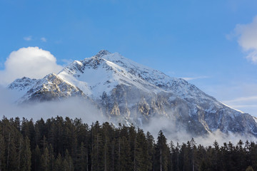 Fototapeta na wymiar Blick auf das verschneite Lenzerhorn im aufkommenden Nebel – Winter in der Lenzerheide, Schweiz