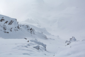 Fototapeta na wymiar Schneebedeckte Felsen im Schneesturm - Parpaner Rothorn, Graubünden, Schweiz