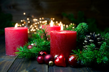 Dritter Advent - Brennende rote Advent Kerzen - Weihnachten Dekoration