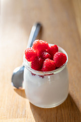 Himbeeryogurth im Glas mit Löffel