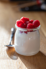 Himbeeryogurth im Glas mit L&ouml;ffel