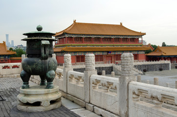 Ceremonial urn in the Forbidden City (Beijing) - 305979319