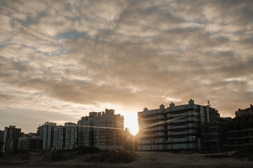 pôr do sol entre prédios