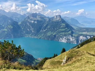 Fototapeta na wymiar beautifully scenic ridge hike high above lake lucerne