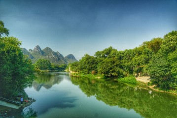 Fototapeta premium Widok krajobrazu krasowego w miejscowości Lijiang w Guilin w Chinach.